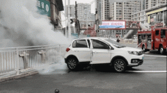 <b>仪表盘上的故障灯会亮起</b>