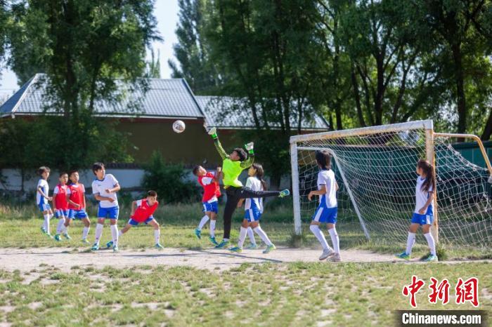国脚公益行走进新疆助力青少年足球成长与乡村