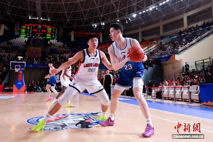 新疆男篮主场94-76击败广州