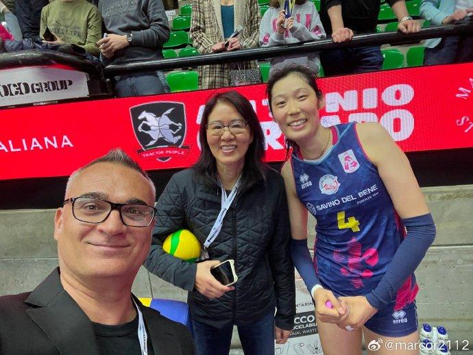 朱婷率队险胜晋级决赛 郎平现身赛场温情相拥