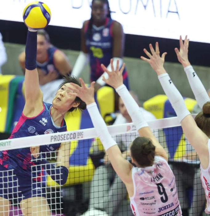 朱婷率队险胜晋级决赛 郎平现身赛场温情相拥