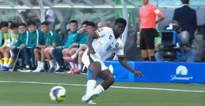 国足首战失球暴露后防年轻化挑战