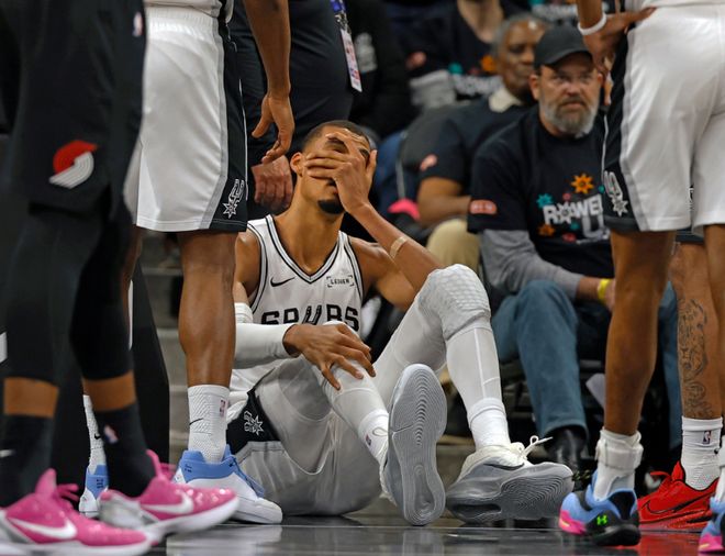 文班亚马伤退马刺主场遭逆转 开拓者追平总比分