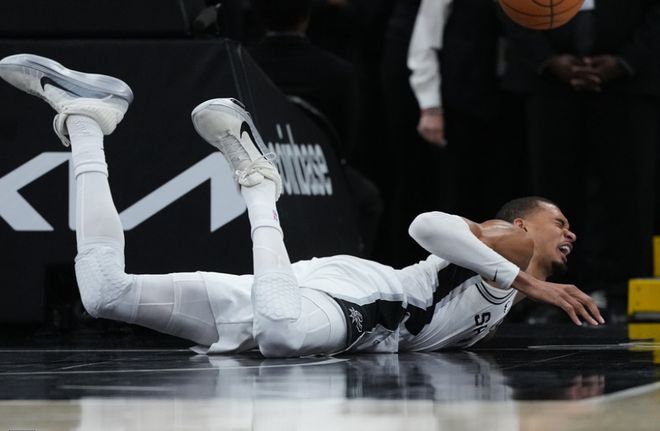 文班亚马伤退马刺主场遭逆转 开拓者追平总比分