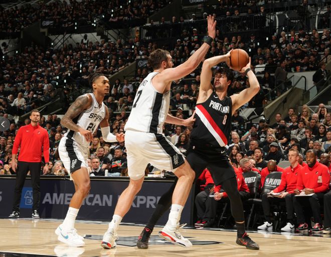 文班亚马伤退马刺主场遭逆转 开拓者追平总比分