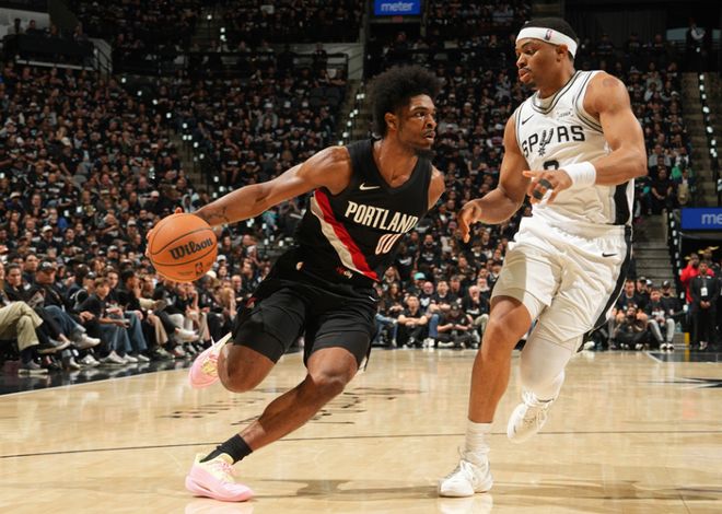 文班亚马伤退马刺主场遭逆转 开拓者追平总比分