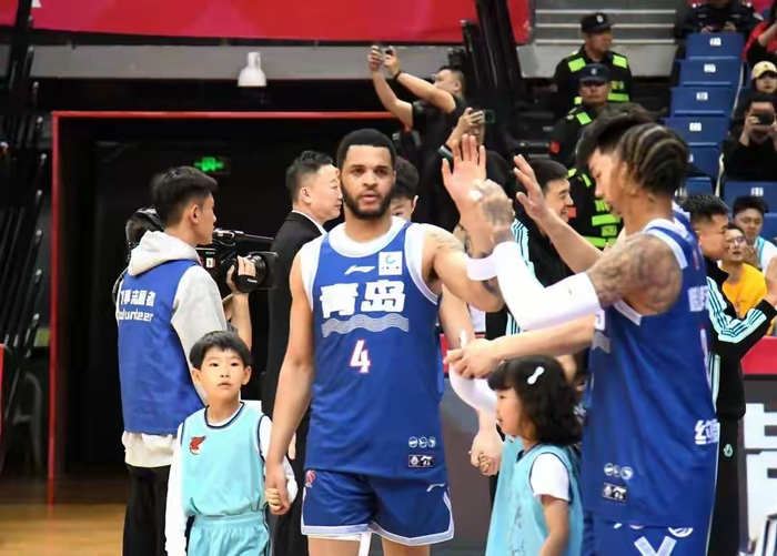 青岛男篮紧急换援引援新星冲击季后赛